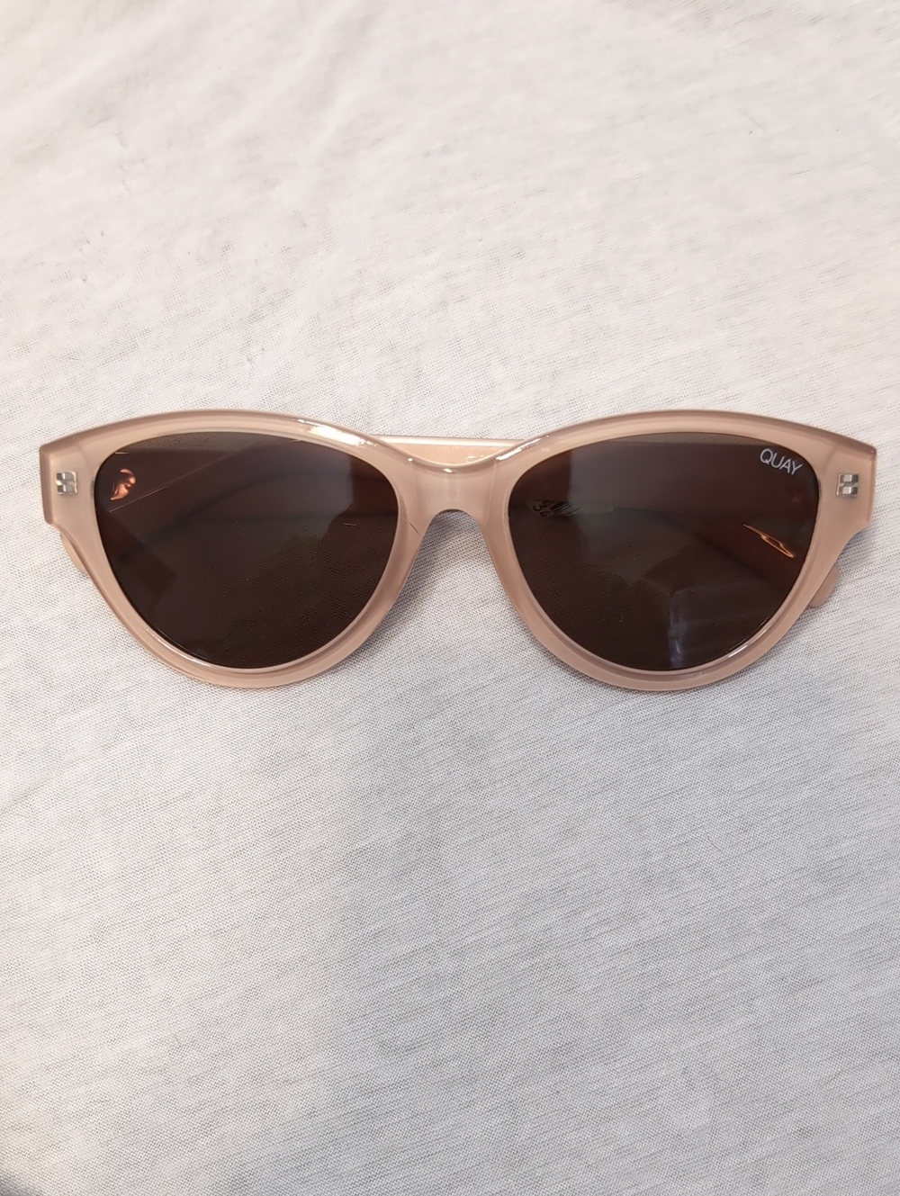 Quay Australia Blush Pink Cat-Eye Rizzo with Case